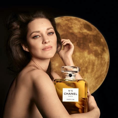 who is the woman in the chanel number 5 commercial|chanel no 5 commercial christmas.